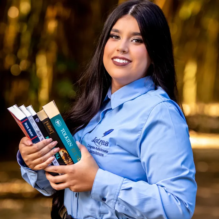Teacher Stefani com livros